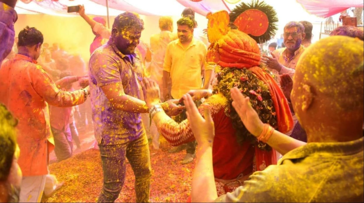 he color of brotherhood deepened in Holi Milan