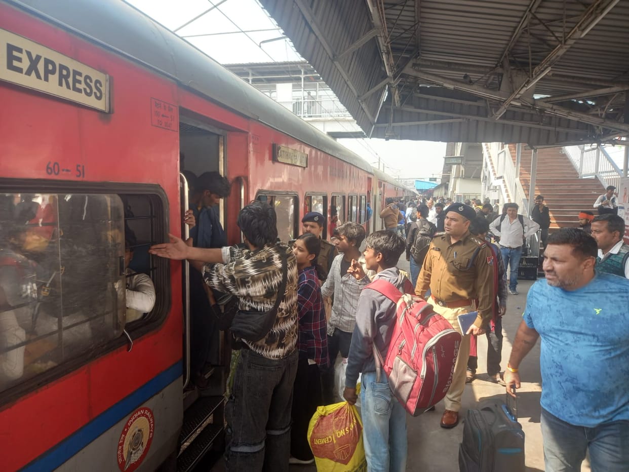 Railways deploys force to control crowds on Holi