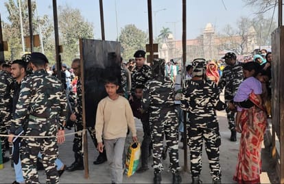 Due to the closure of the Nepal border, crowds gathered in Rupaidiha market.