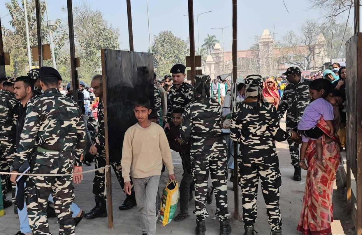 Due to the closure of the Nepal border, crowds gathered in Rupaidiha market.