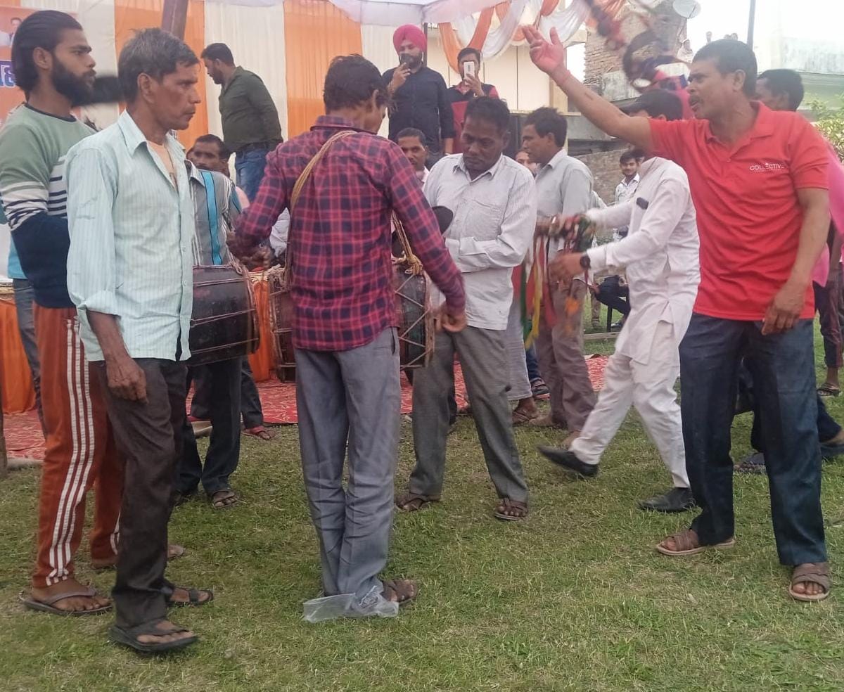 On Holi, people spread joy by singing folk songs in the homes of mourners.
