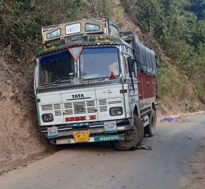 Truck driver dies in road accident on Chandi-Patta road