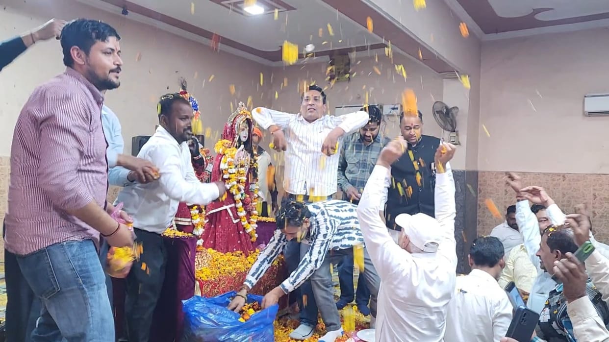 Yadav community played Holi with flowers