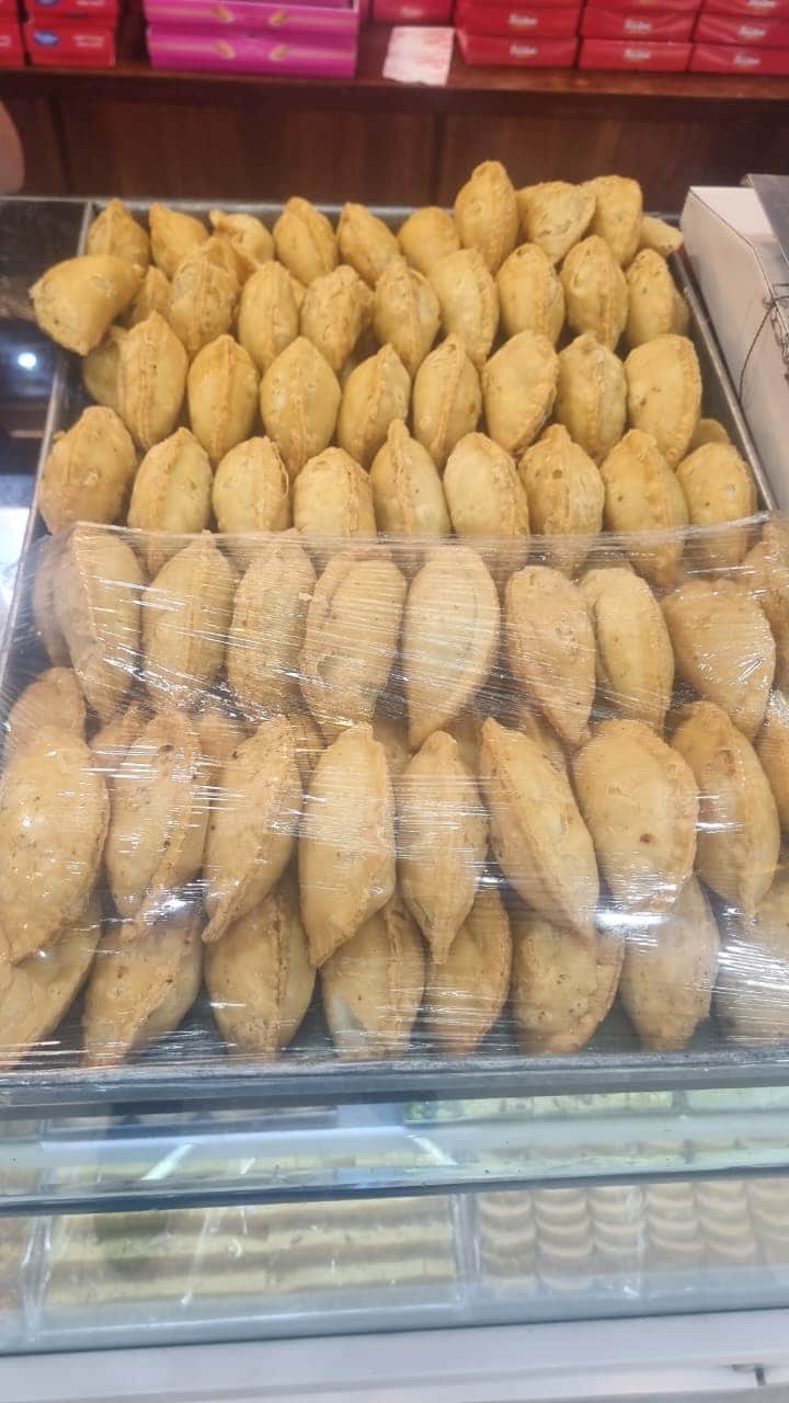 फोटो - 10 दुकान में बिकने को लगी गुझिया। संवाद