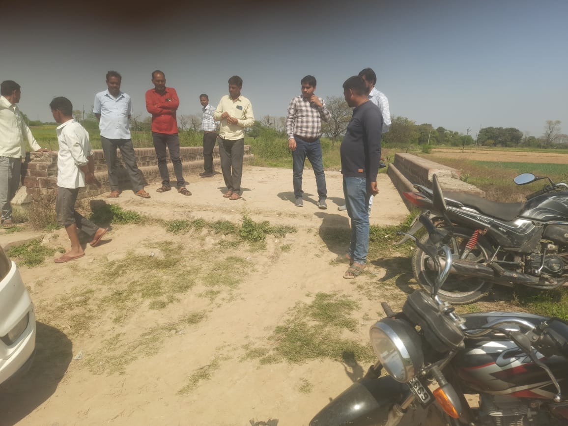 Farmers surrounded the officials, demanding full gauge water in Tarasaur Rajbahe