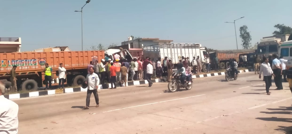 A vehicle collided with an oxygen tanker on the Kanpur-Prayagraj highway, causing an hour-long traffic jam.