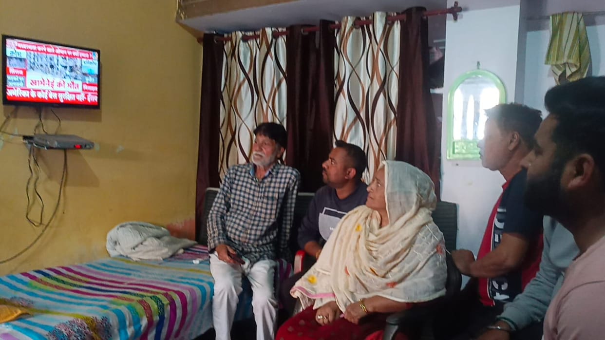 Kasib and Fizza, who went to get their Maulana degree, are stranded in Iran, their families are worried.