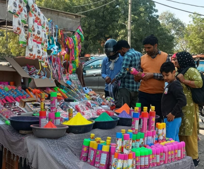 Cartoon theme and double engine design squirt guns are liked by children