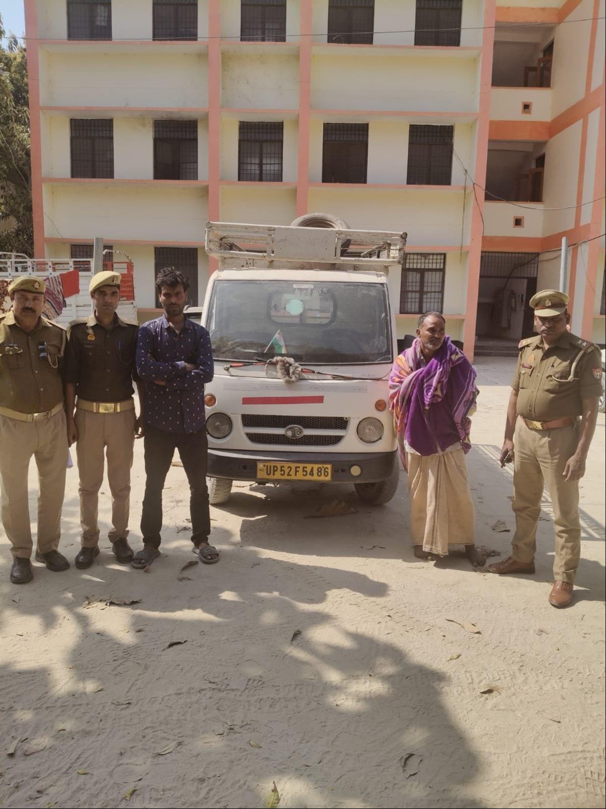 Two smugglers arrested with three cattle, Bhatpar Rani police got success during vehicle checking