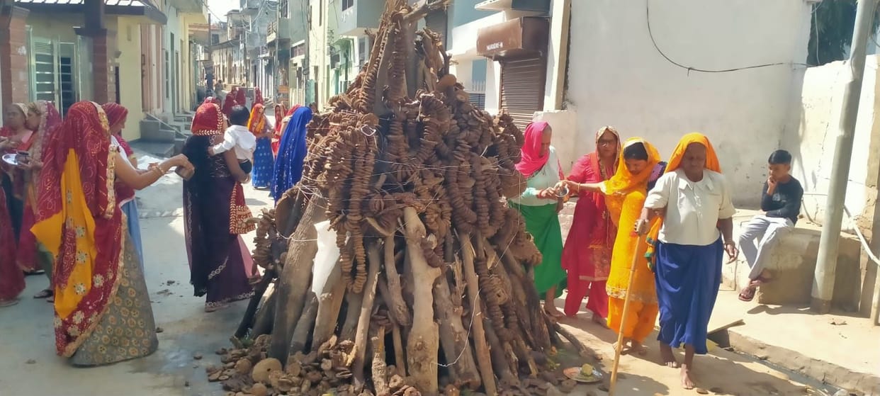 Holi festival was celebrated with great pomp, women performed Holika puja.