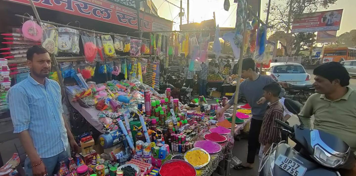 The aroma of Gujiya filled the market, the colors of Holi added to the gaiety.
