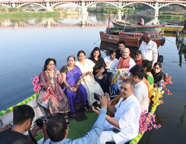 Chaupal decorated on the banks of Gomti, Phaag echoed in the boat