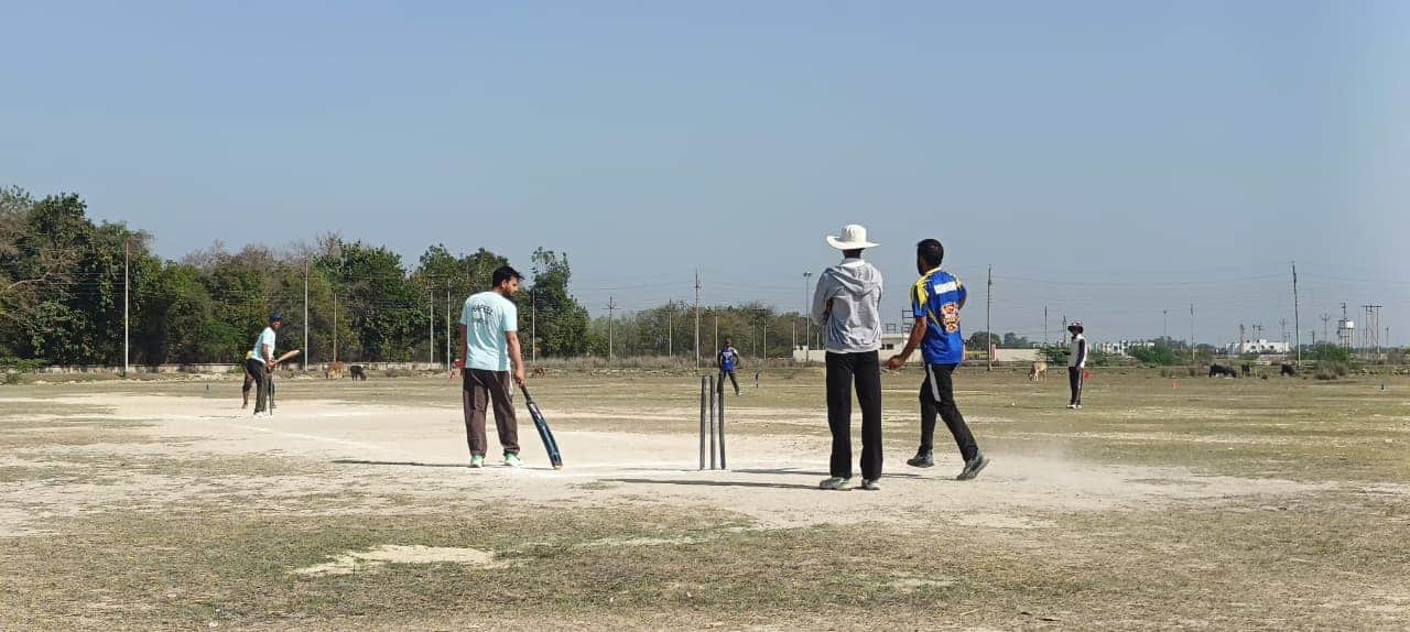 गौरीगंज के रामगंज कौहार मैदान में आयोजित क्रिकेट प्रतियोगिता में प्रतिभाग करते शिक्षक। स्रोेत 