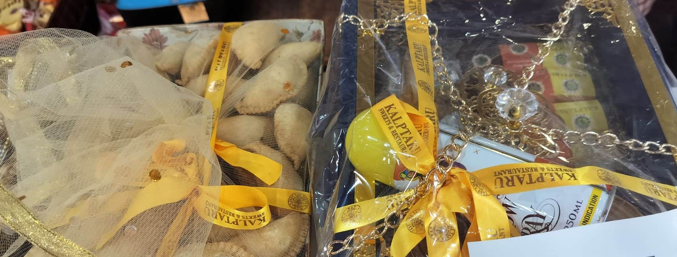 गौरीगंज की दुकान में बिक्री के लिए रखा होली का गिफ्ट हैंपर।-संवाद