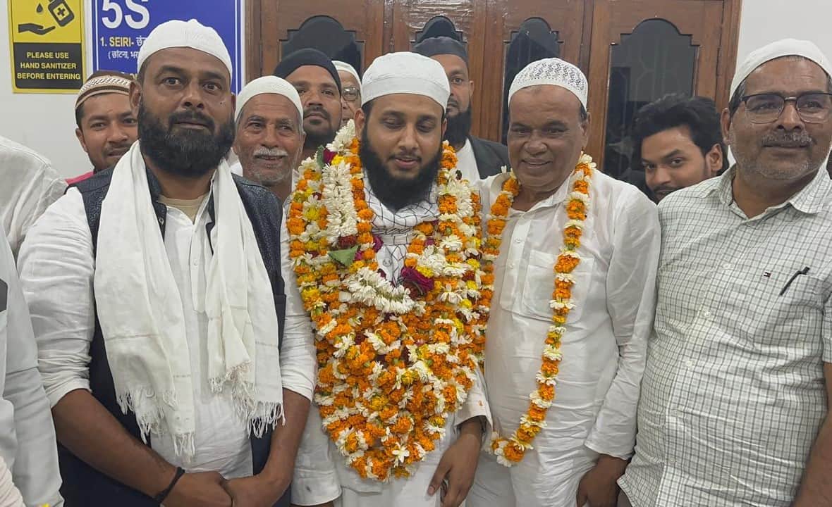 घोसिया में  हिंदुस्तान की सलामती का दुआ करते मुस्लिम बंधु। संवाद