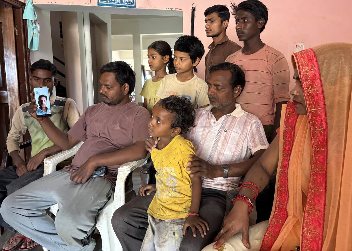 इजराईल से रामसुरत से विडियोकाल पर बात करते परिजन। संवाद