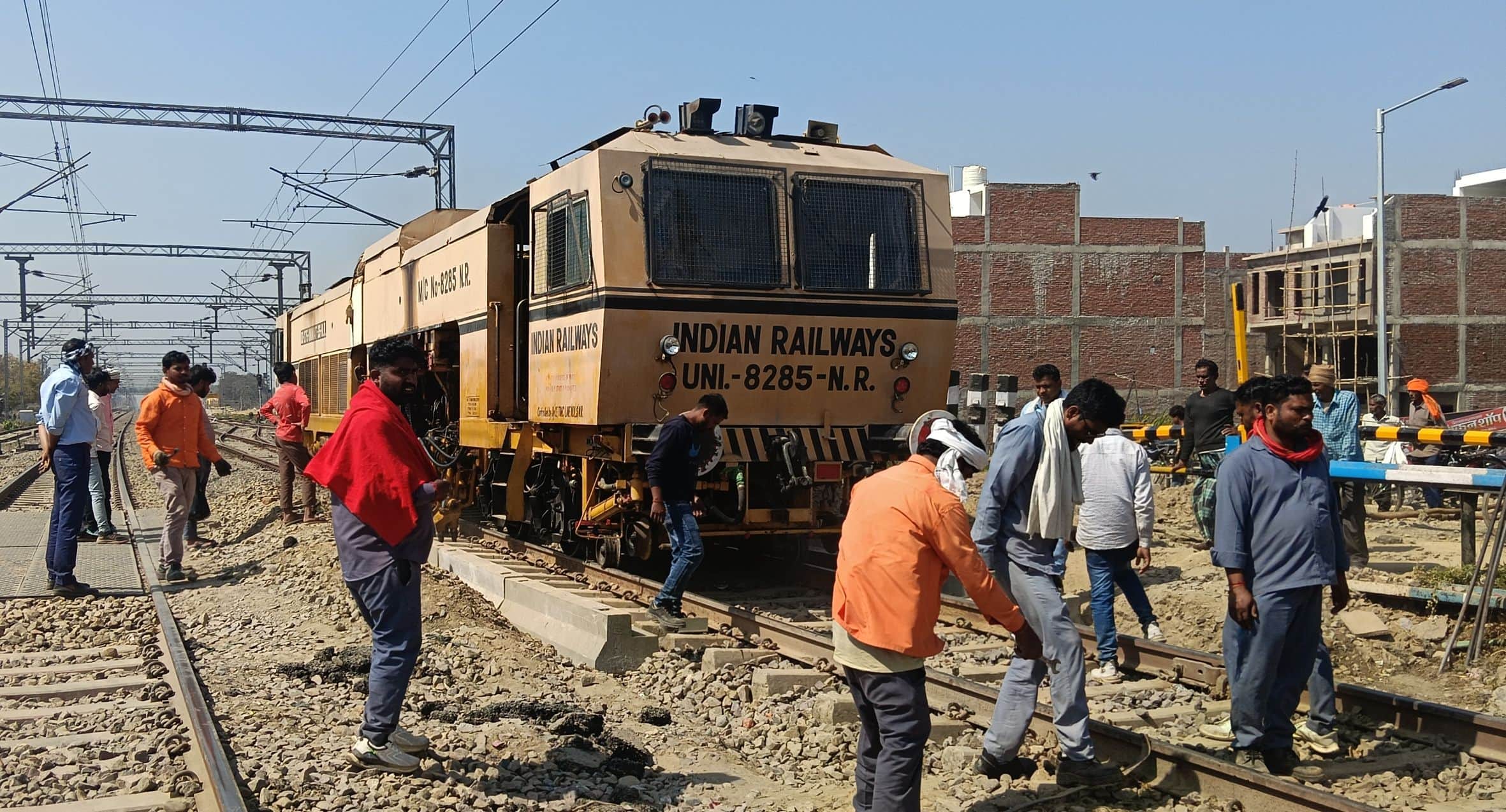 इसौली रेलवे क्रॉसिंग पर रेलवे ट्रैक की मरम्मत करते रेलकर्मी।-