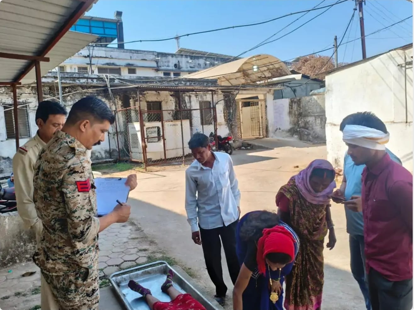 जांच करती पुलिस