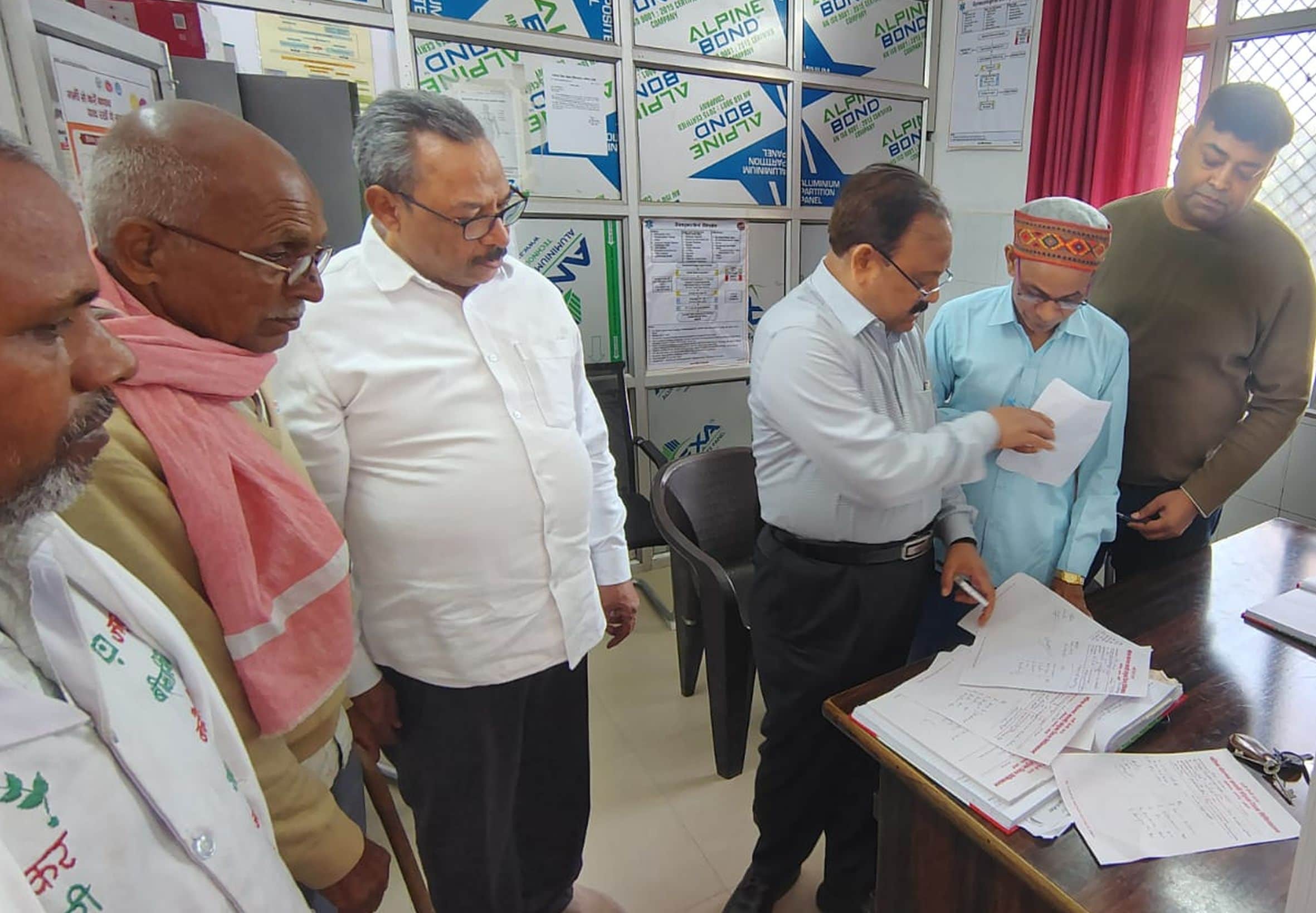 जिला अस्पताल की इमरजेंसी में मरीजों का परचा देखते सीएमओ व सीएमएस।