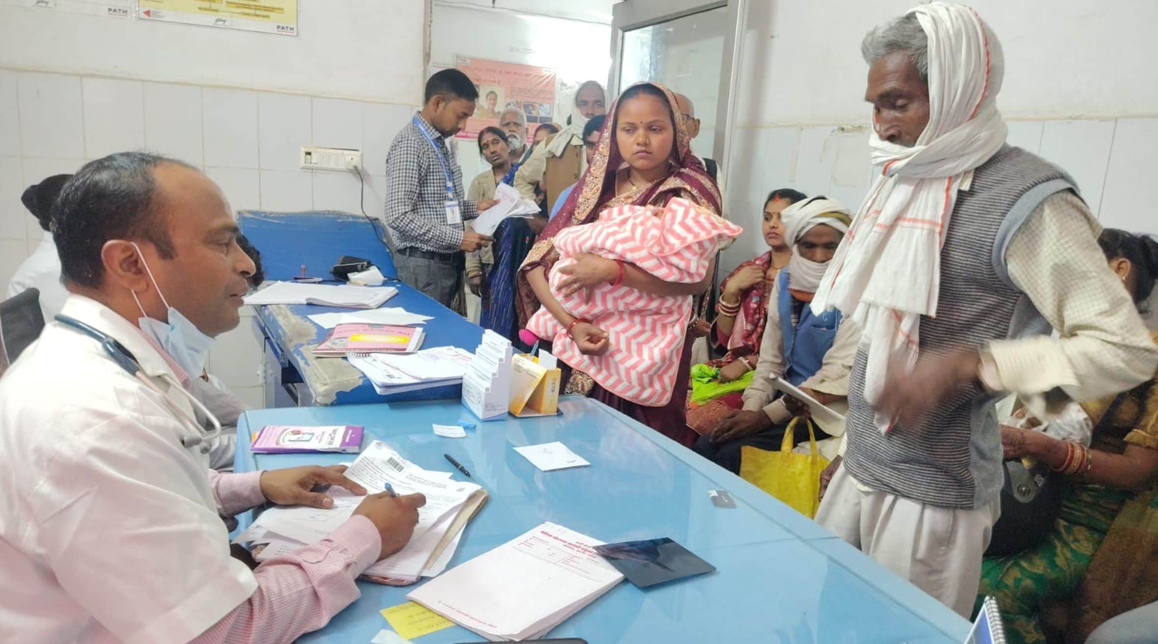 जिला अस्पताल में मरीजों का इलाज करते डॉ. अमित यादव।