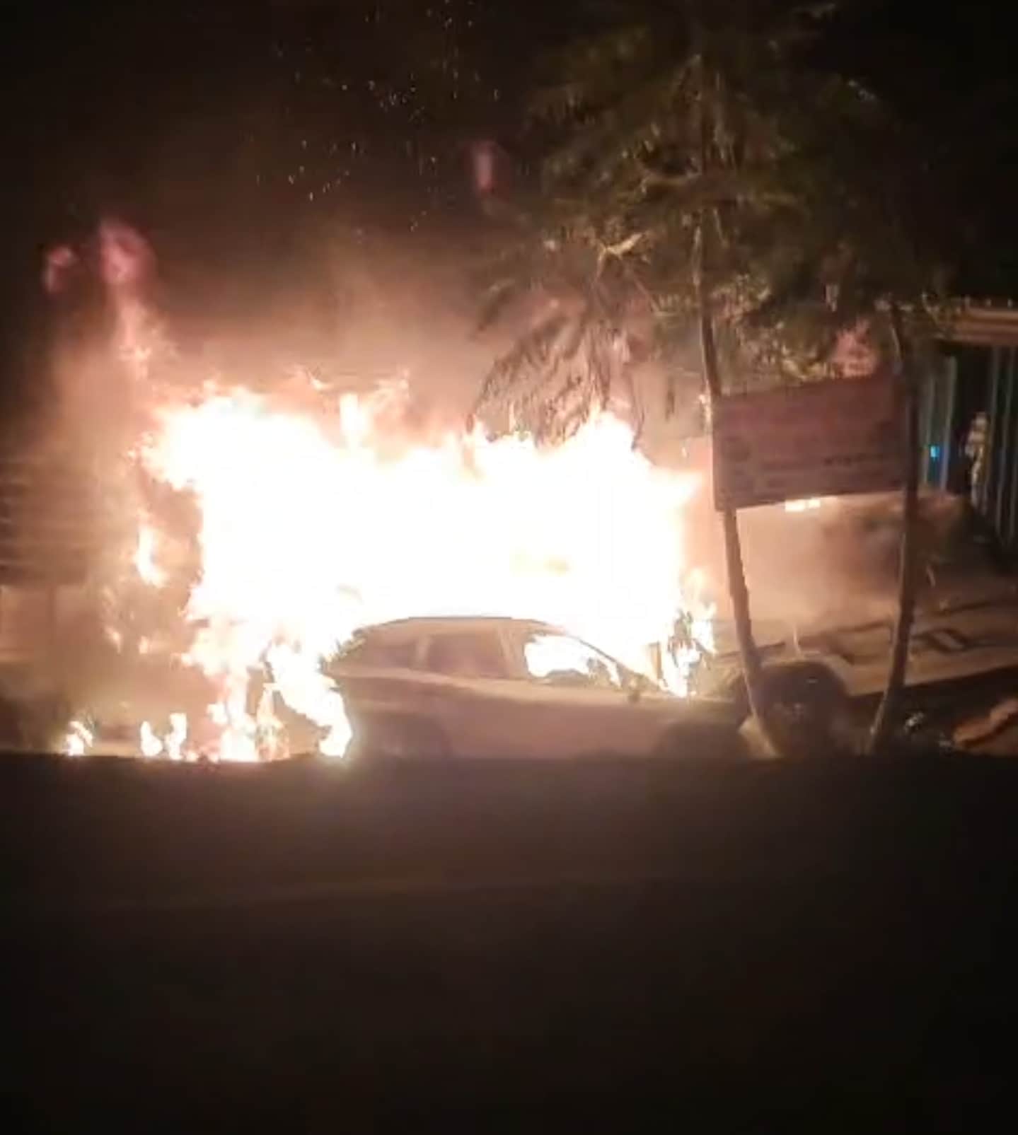 जलती हुई कार