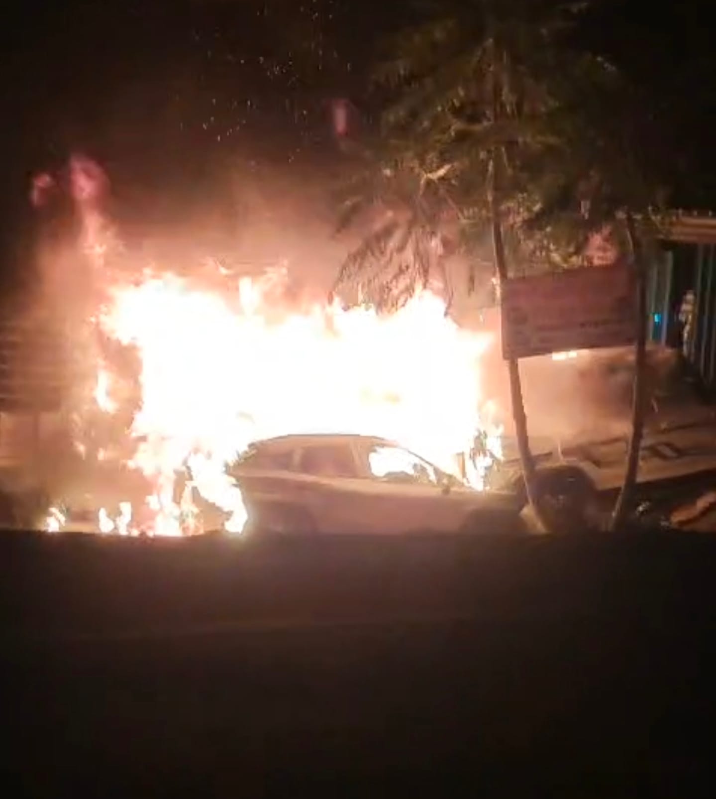 जलती हुई कार