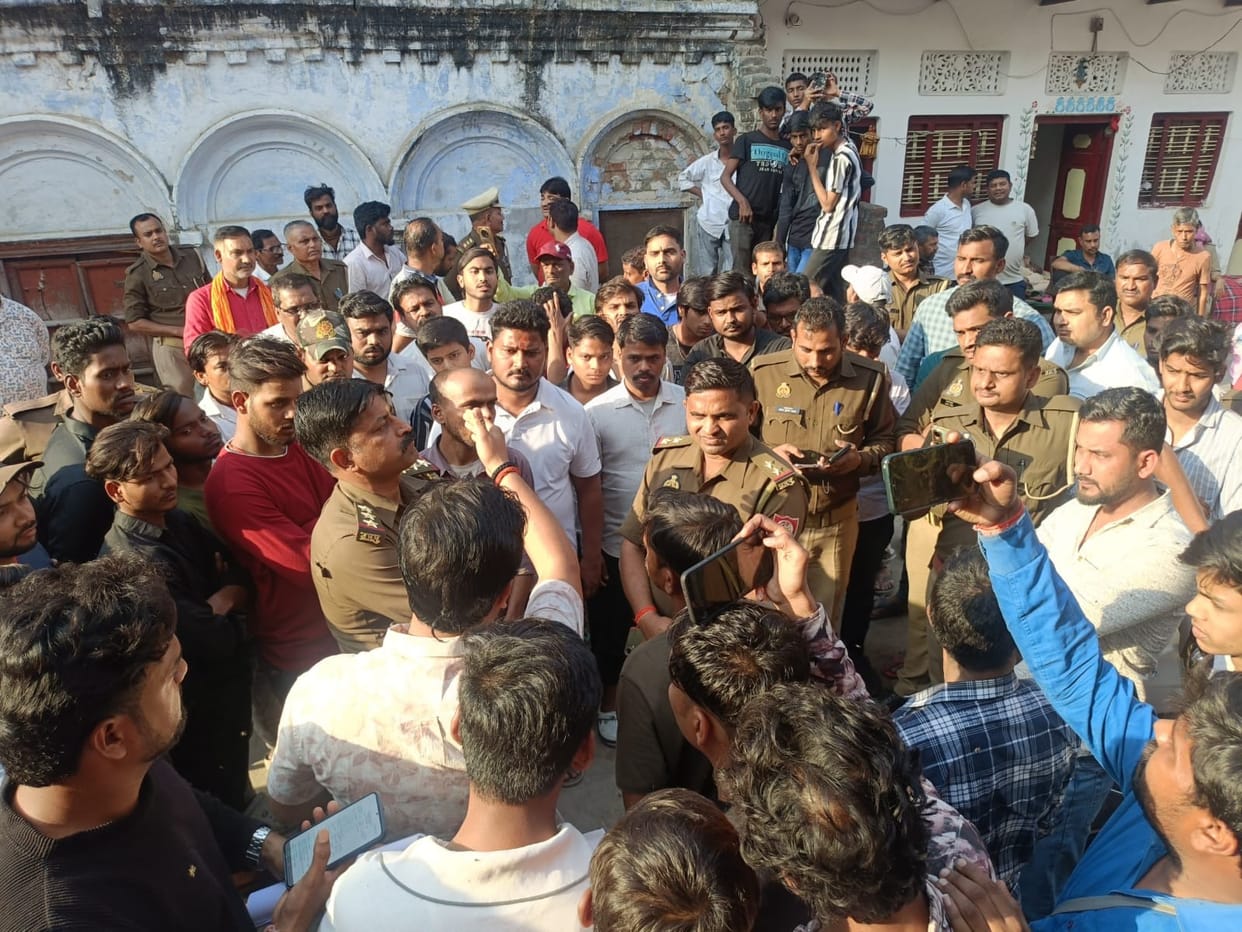 Accused of immoral activities in the house, two youths and a woman in custody