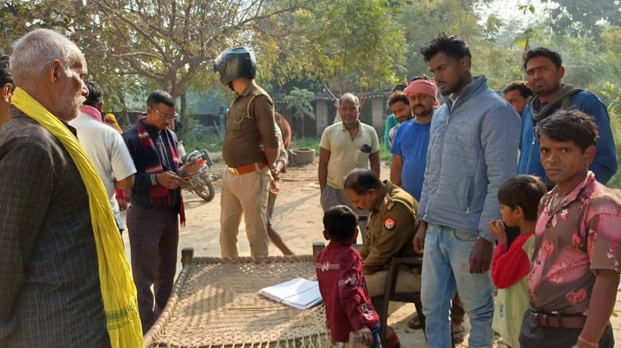 कुनबीपुर में चोरी के बाद जांच करती पुलिस। संवाद