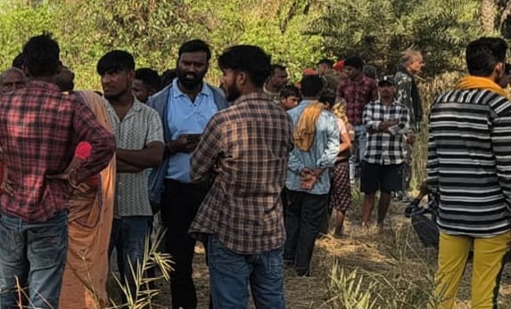 Crime: Body of middle-aged man found hanging from tree, investigation underway on suicide or murder angles