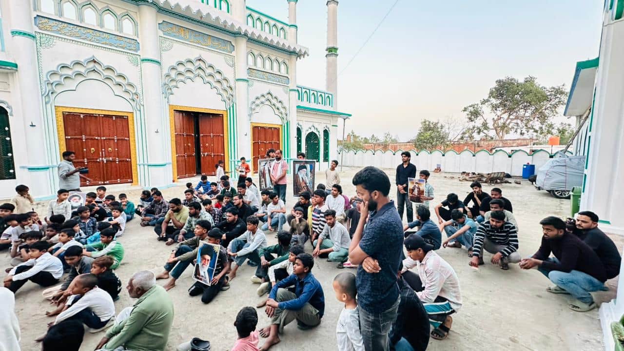 खामनेई के निधन पर शोक कार्यक्रम में मौजूद लोग।