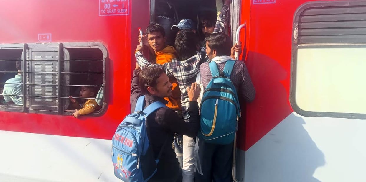 People travelled hanging on to trains, Muri Express stopped at the station