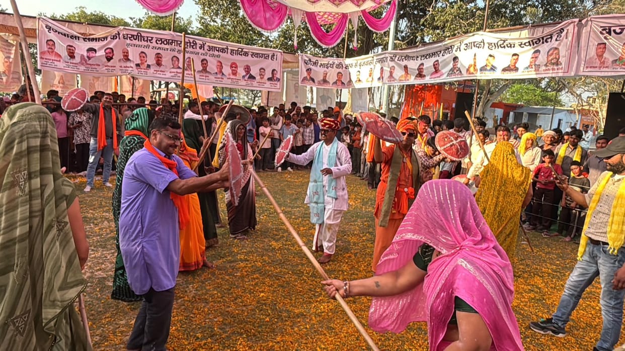 Lathmar Holi was played in Beswan
