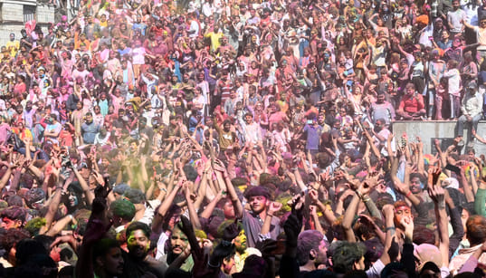 Gulal was thrown in abundance on the Seri stage, causing a lot of commotion.