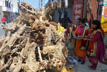 Holika was burnt in the auspicious time and cheers were raised.