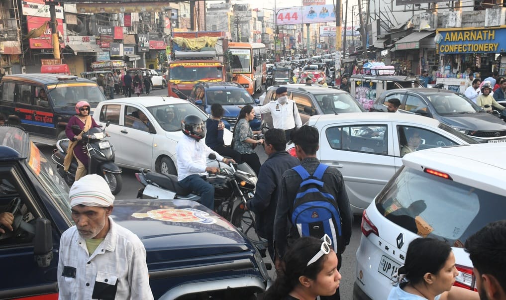Drivers are getting fewer passengers, the problem of traffic jams has not ended.