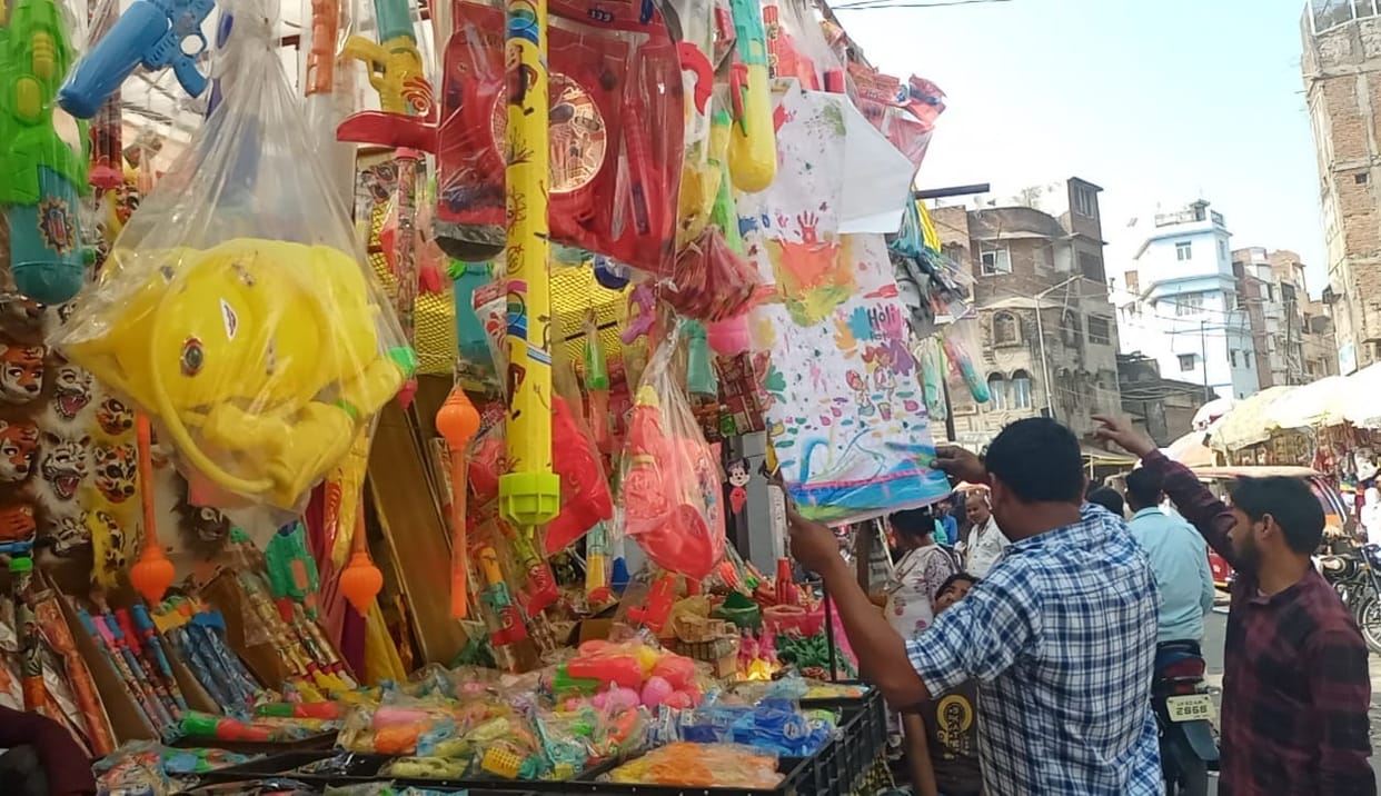 Crowd increased at chips and papad shops with colors and sprinklers