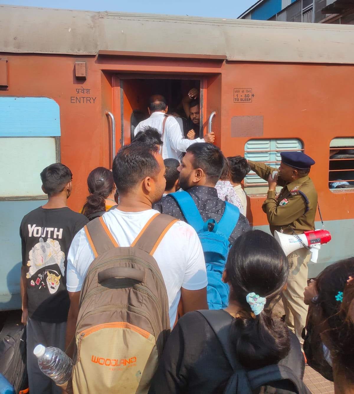 Trains are overcrowded on Holi, forcing GRP to struggle to manage them.