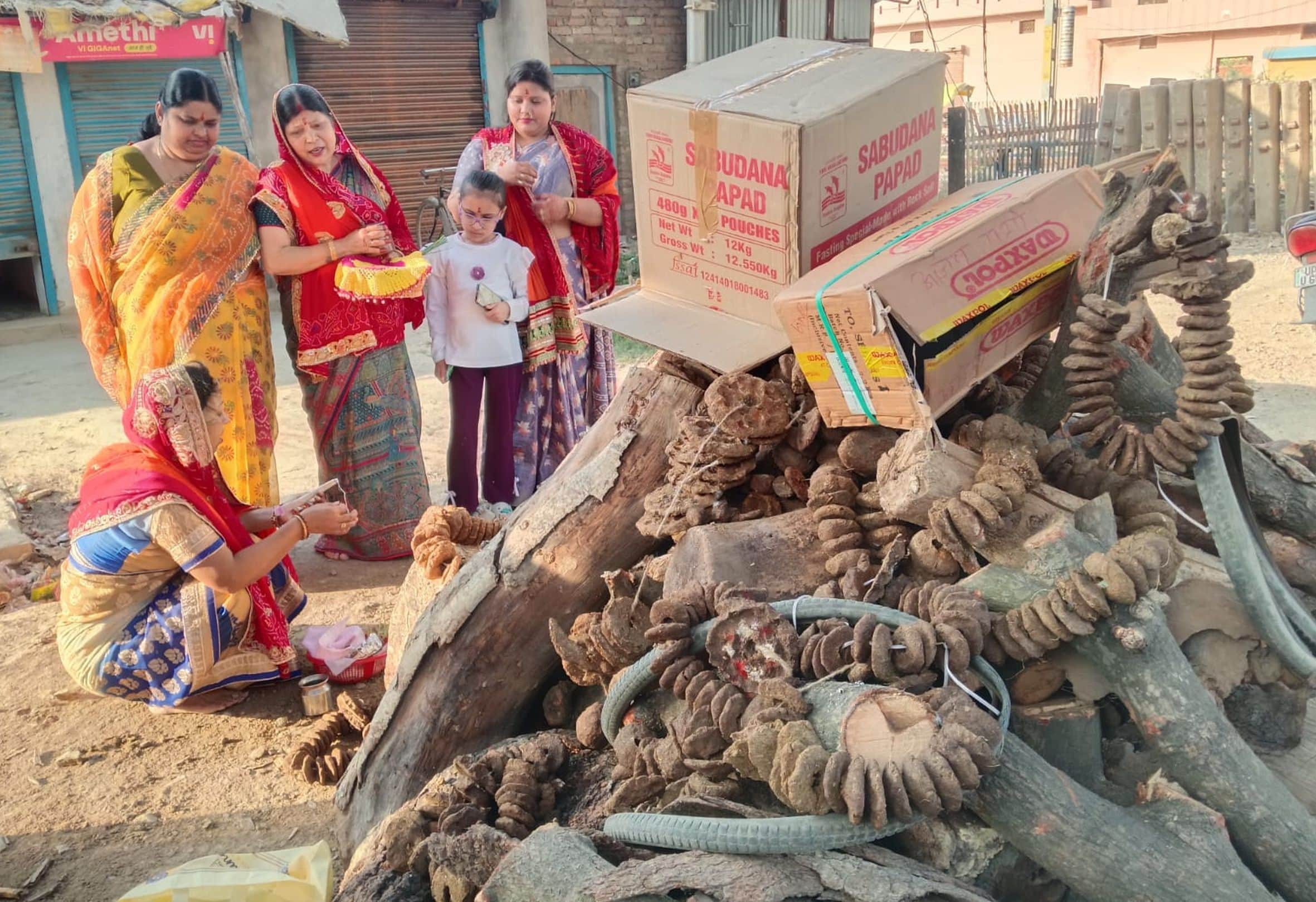 पूजन करती मारवाड़ी महिलाएं।