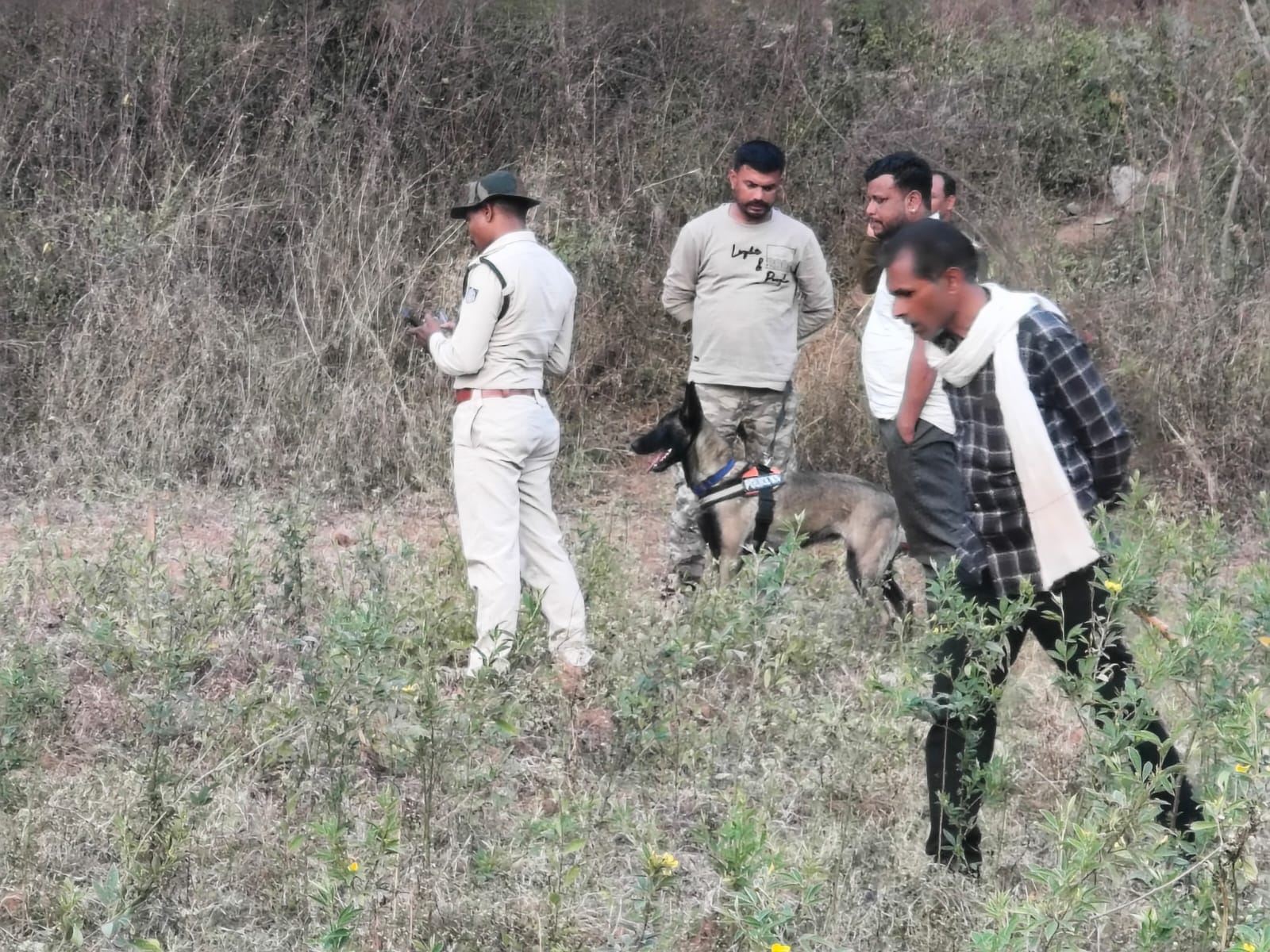 पुलिस जांच करती हुई