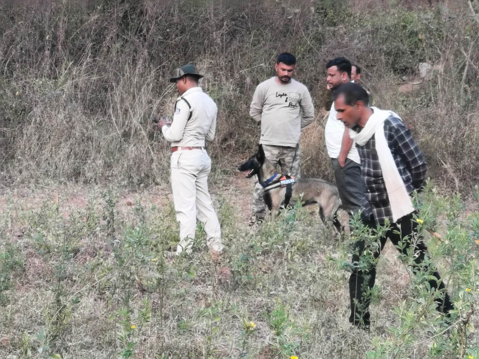 पुलिस जांच करती हुई