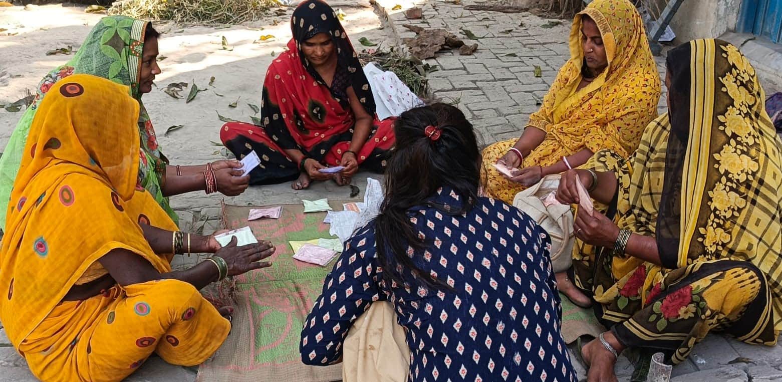 पुरेगोसाई में हर्बल गुलाल बनाती महिलाएं। संवाद