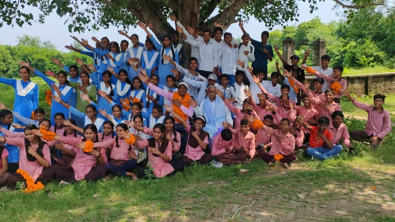 पूर्व माध्यमिक विद्यालय बड़वापुर में परीक्षा में उत्तीर्ण होने पर उत्साहित बच्चे। स्रोत शिक्षक