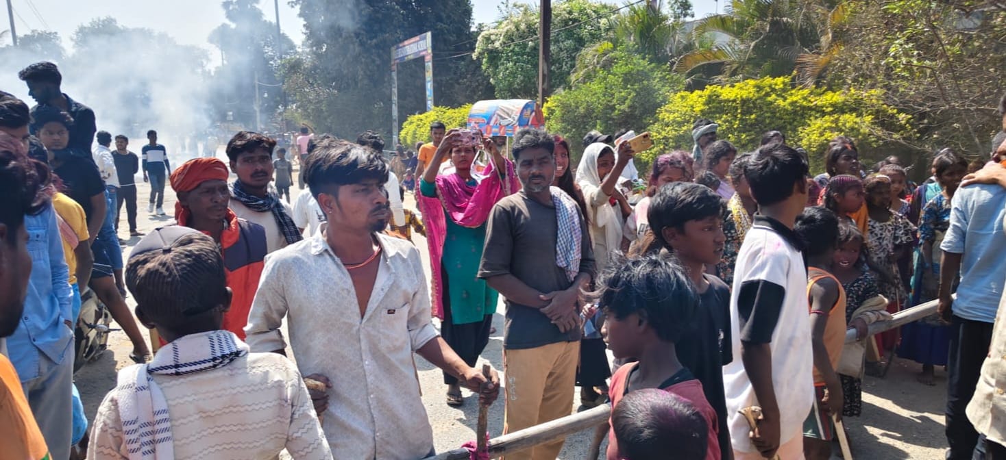 महिला की मौत के बाद लोगों में आक्रोश।