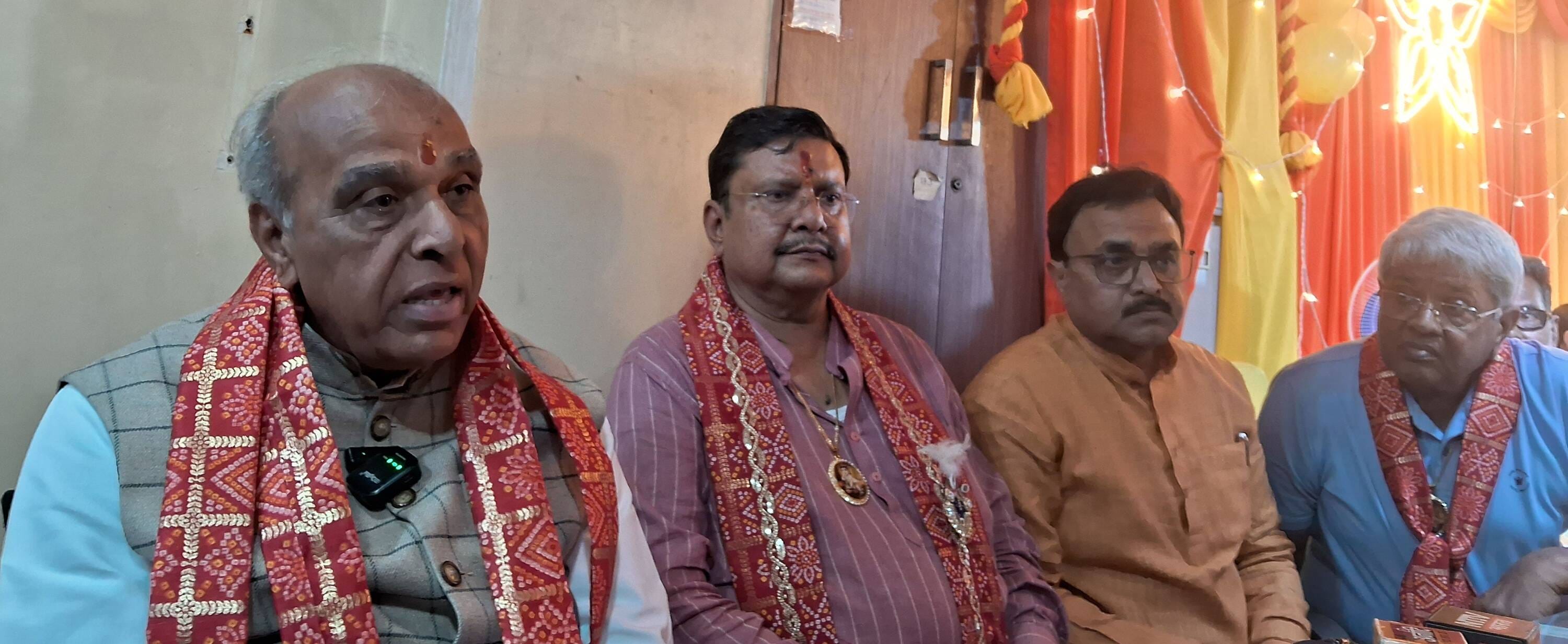 पत्रकारों से वार्ता करते सांसद जगदंबिका पाल। संवाद