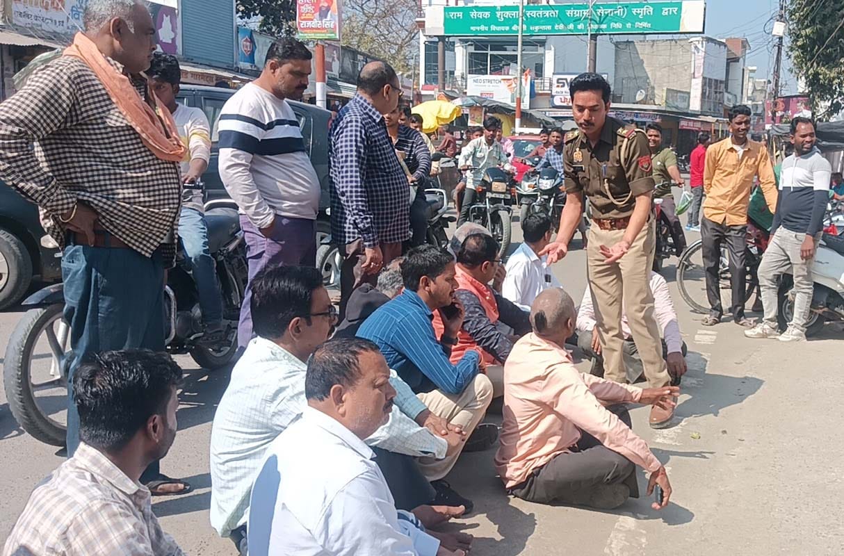 Traders stage protest at police station gate, accusing police of collusion