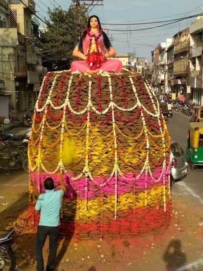 MP's biggest Holika, made from 25,000 cow dung cakes, prepared after collecting donations for 70 years