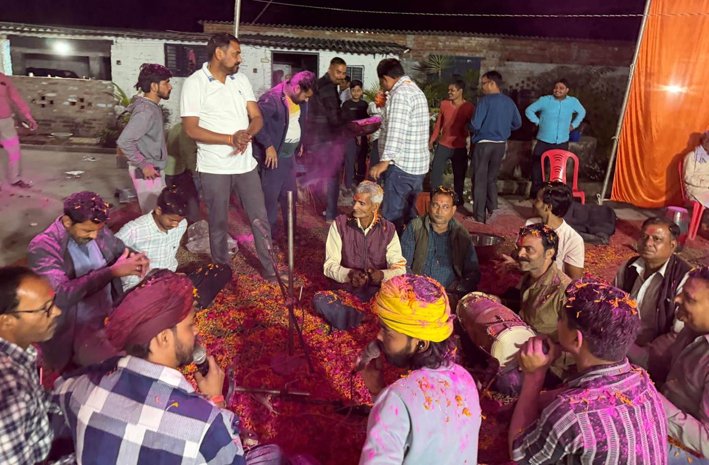 सिंहपुर के जेहटा उसरहा गांव में फगुआ गाते ग्रामीण।