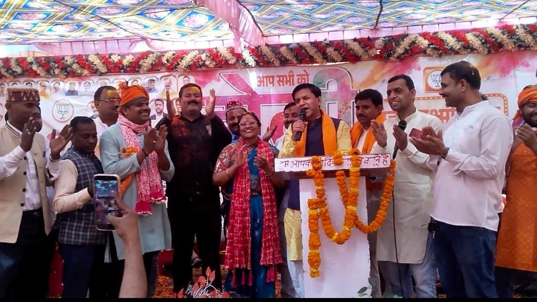 The Minister of State played Holi with flowers with the workers