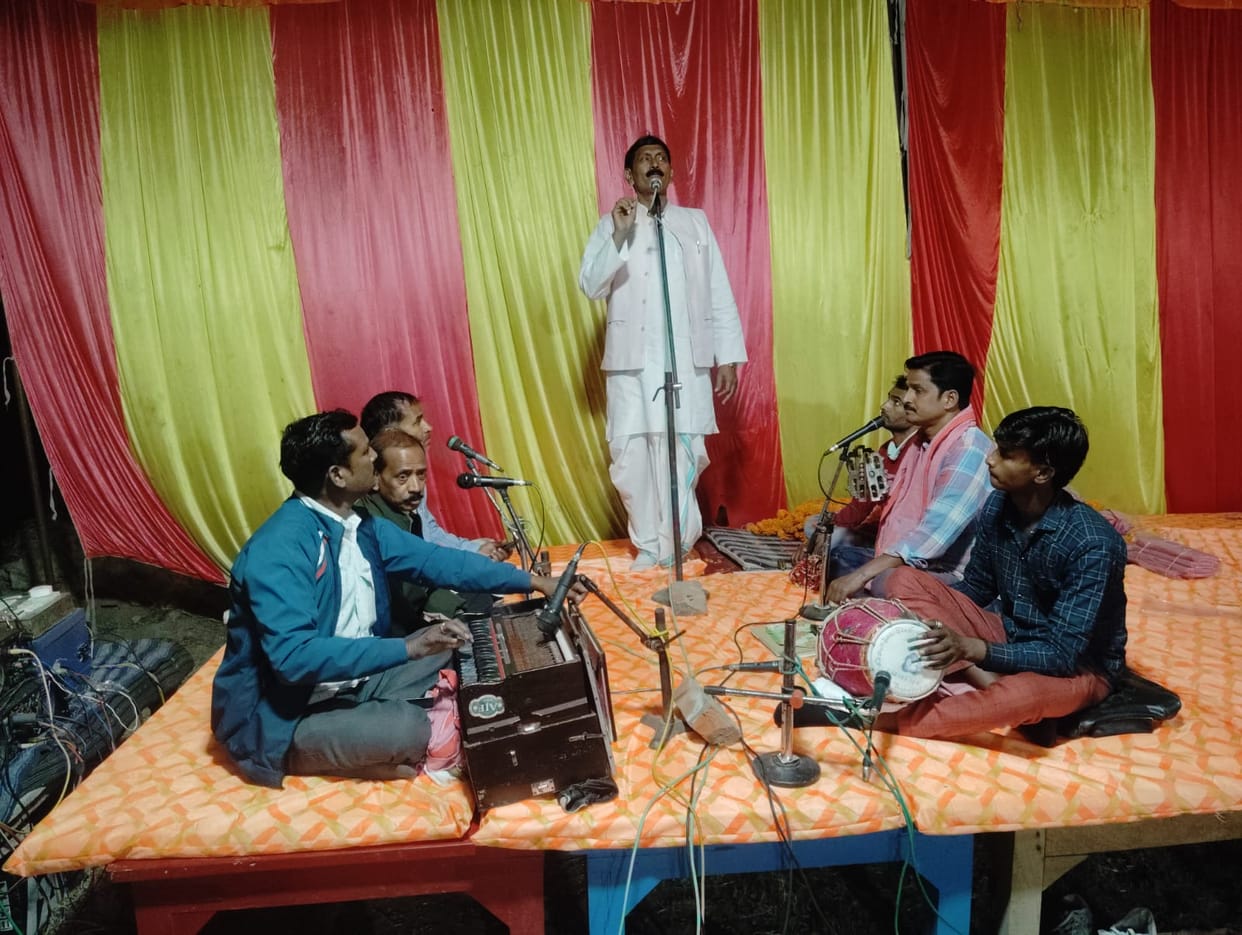 The audience's eyes became moist after listening to the daughter's farewell song.