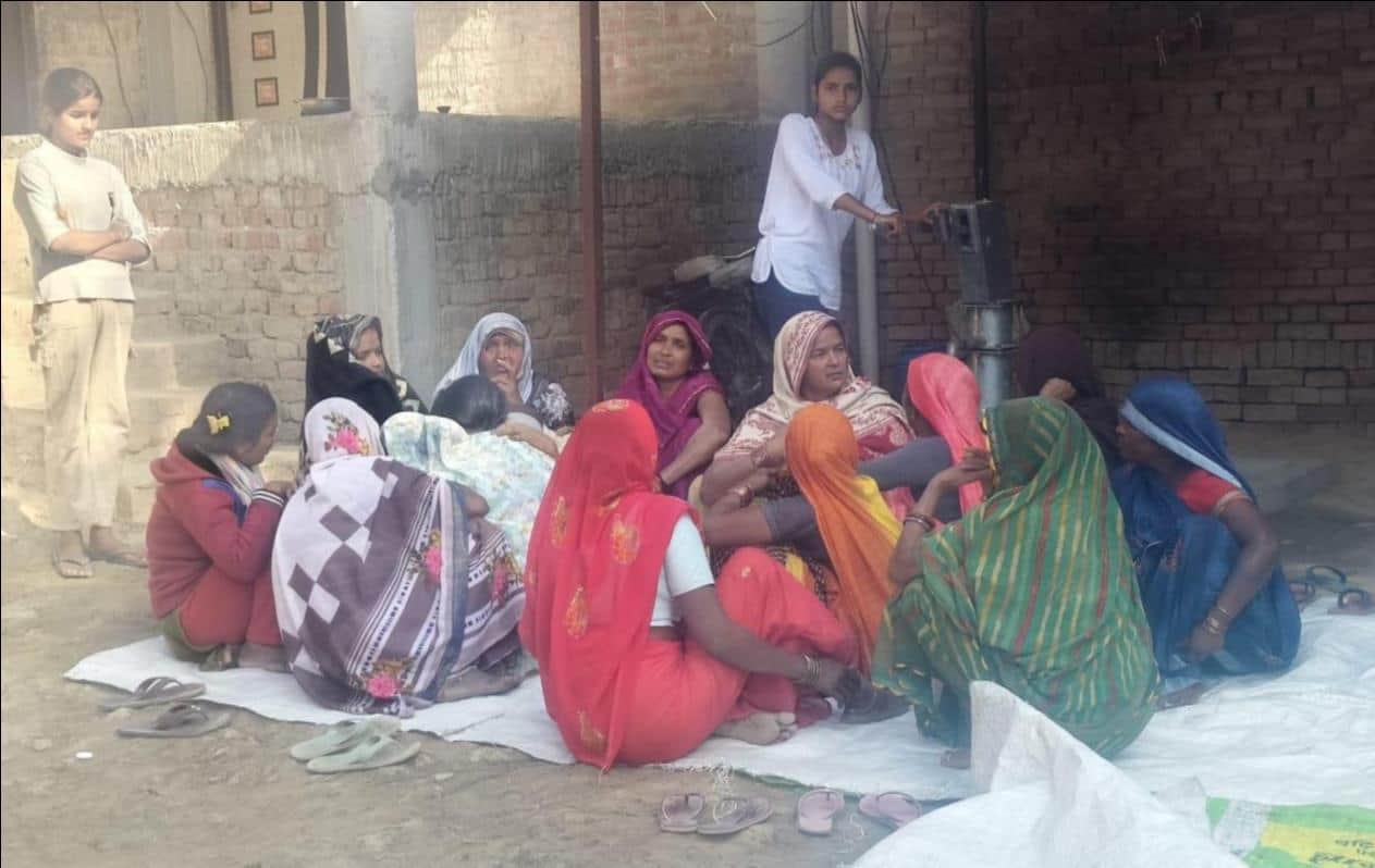 सरेसर में मृतक बद्री सिंह के गमगीन परिजन।